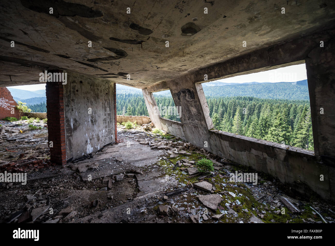 Innere des Igman Hotel in der Nähe von Igman Olympic springt, im Bosnien-Krieg in Bosnien und Herzegowina zerstört Stockfoto
