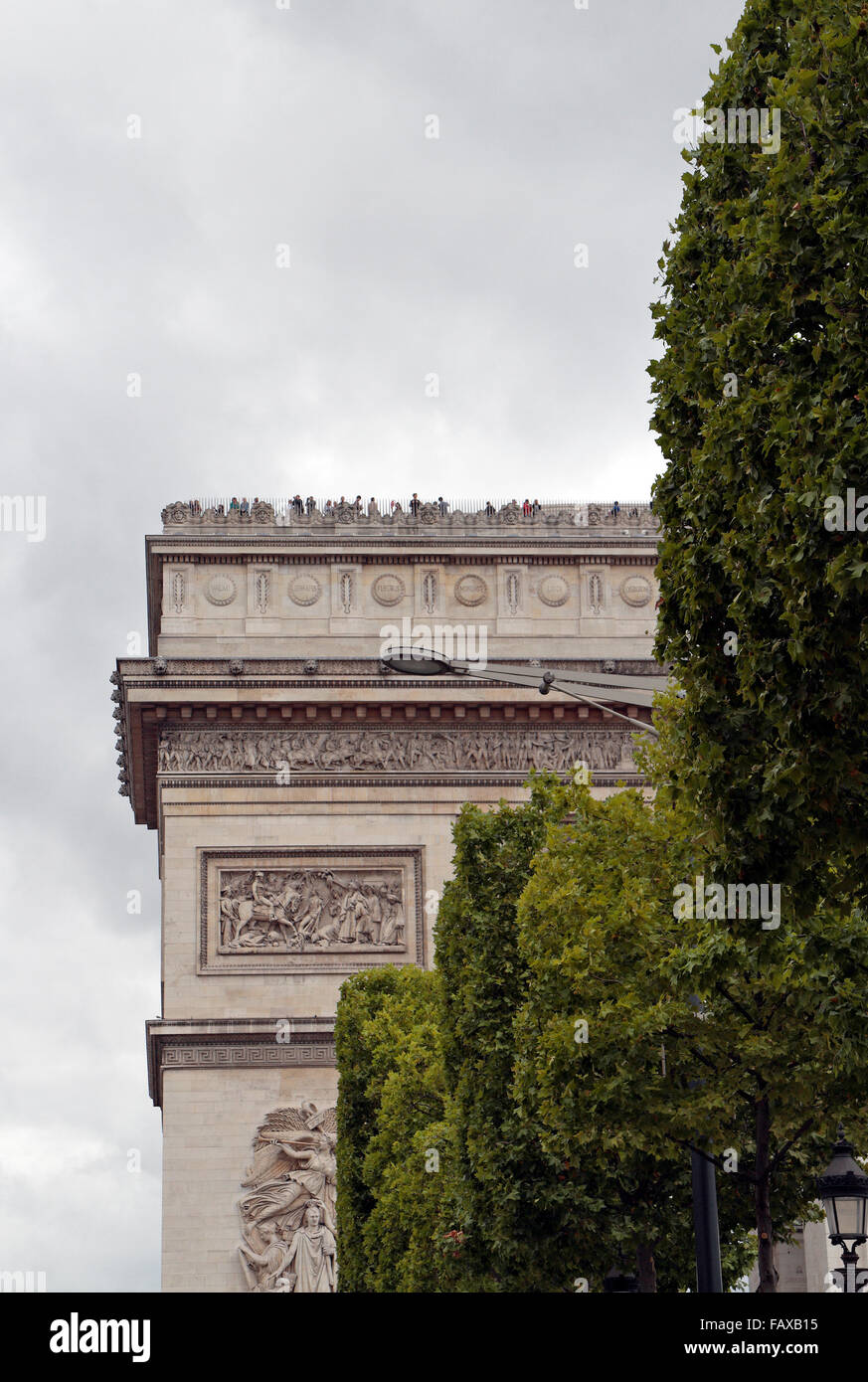 Besucher auf dem Arc de Triomphe in Paris Frankreich. Stockfoto