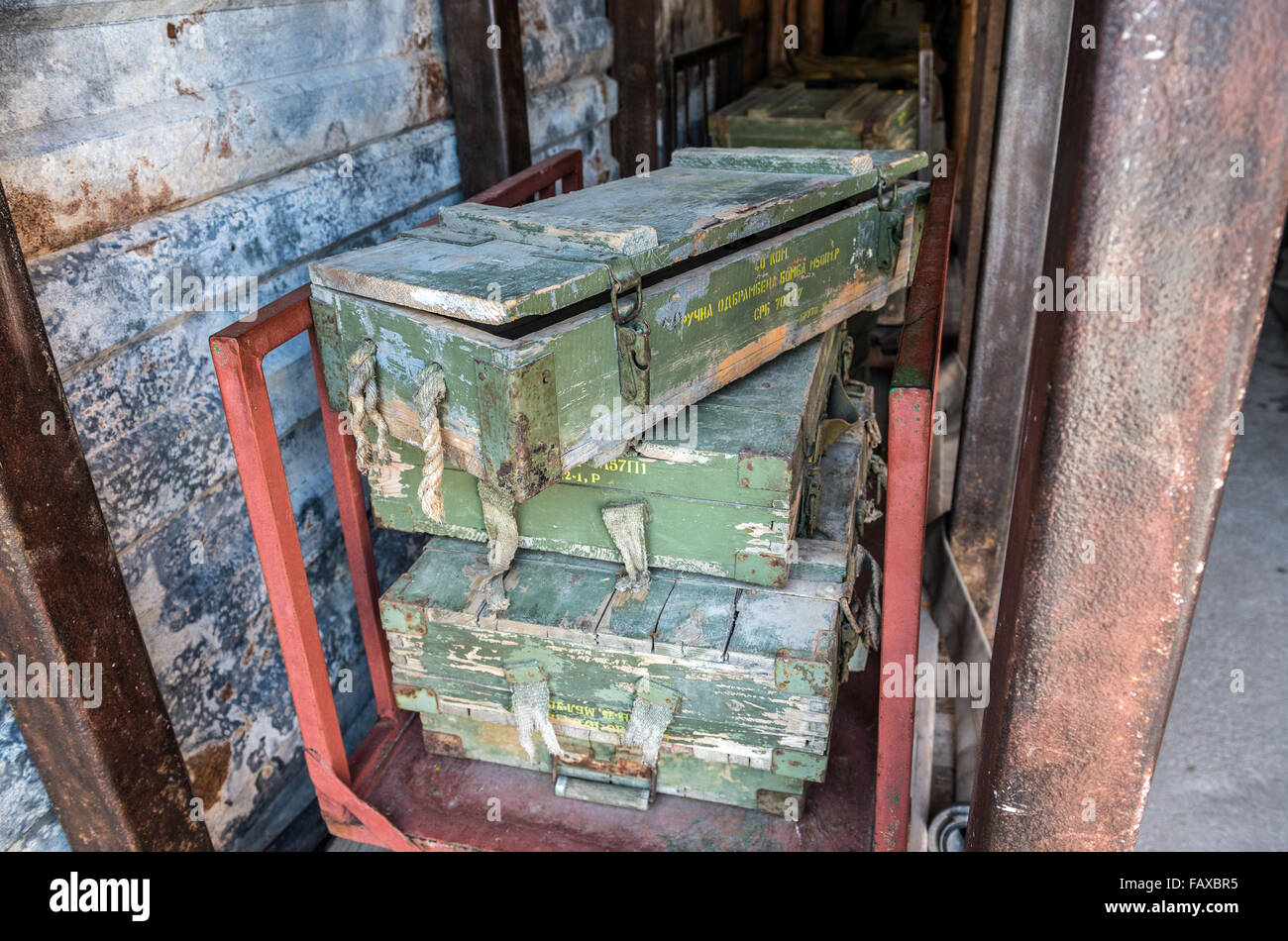 Munition Boxen im Museum von Sarajevo Tunnel Baujahr 1993 während der Belagerung von Sarajevo, Stadt mit bosnischen gehaltenen Territorium zu verknüpfen Stockfoto