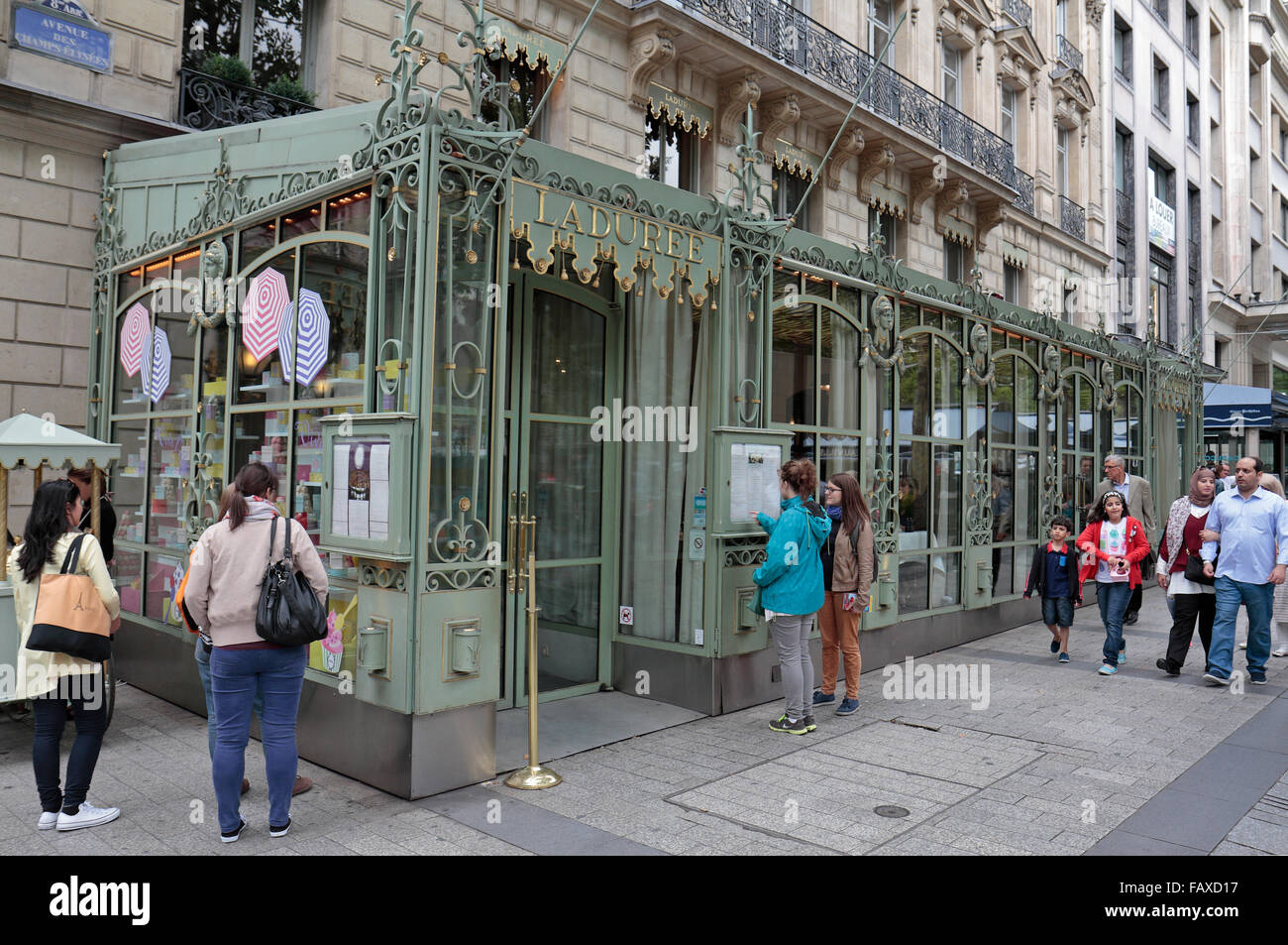 Die Ladurée Restaurant 75 Avenue des Champs-Elysees, Paris, Frankreich. Stockfoto