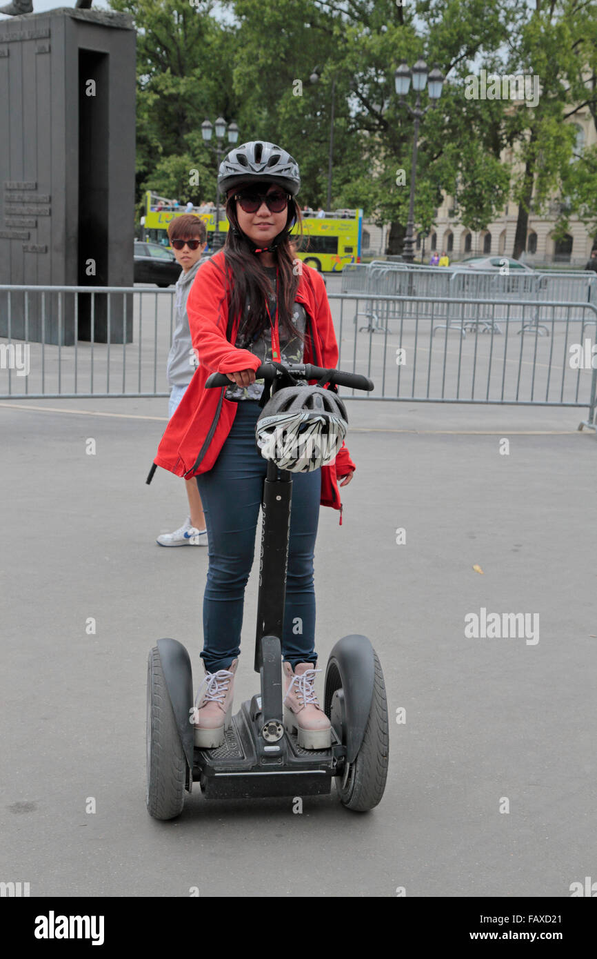 Tourist in Schutzhelm mit einem Segway zu um bewegen, in Paris, Frankreich. Stockfoto