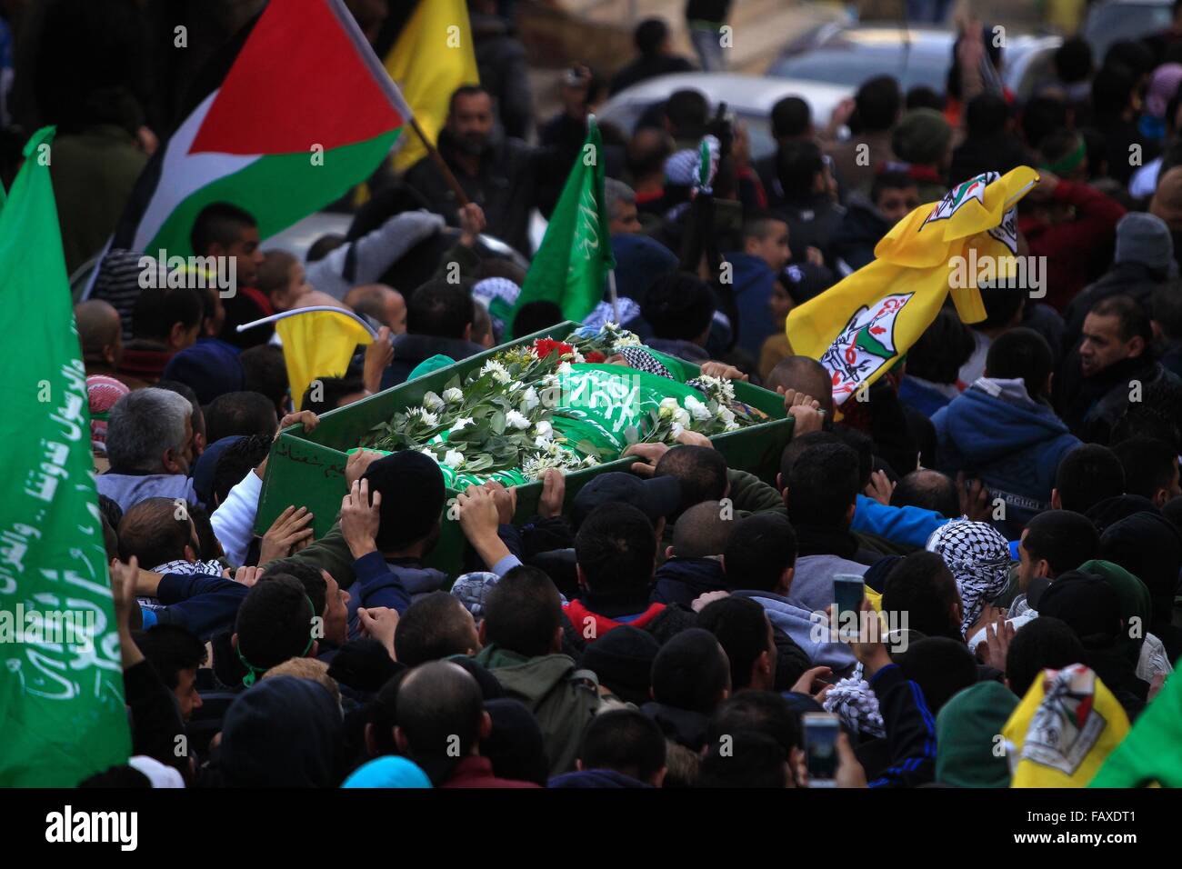 Jerusalem, Ost-Jerusalem Flüchtlingslager Schuafat. 5. Januar 2016. Palästinensische Männer tragen den Körper von Mohammed Ali, während seiner Beerdigung in der Ost-Jerusalem Flüchtlingslager Schuafat, 5. Januar 2016 in eine Hamas-Fahne bedeckt. Ali wurde von der israelischen Polizei erschossen, am 10. Oktober 2015 Nachdem er zwei israelische Polizisten stach, ernsthaft verletzt, einer von ihnen, in der Nähe von Damaskus-Tor außerhalb der Jerusalemer Altstadt, Sprecher der israelischen Polizei sagte Micky Rosenfeld. Bildnachweis: Muammar Awad/Xinhua/Alamy Live-Nachrichten Stockfoto