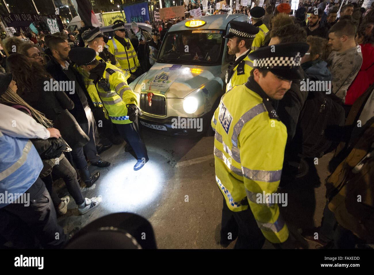 Demonstranten inszenieren ein sterben in auf der Straße, als Kämpfer für die Bombardierung nicht Syrien zu besuchen ein "protestieren und im sterben: nicht stimmen für den Krieg" am Parliament Square in London.  Mitwirkende: Demonstranten gegen die Bombardierung wo: London, Vereinigtes Königreich bei: 2. Dezember 2015 Stockfoto