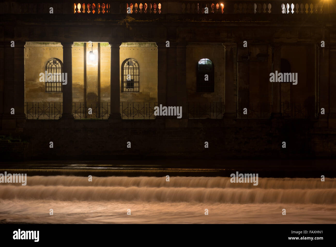 Spalten von Stein auf einem Gebäude neben dem Fluss Avon in Bath, Somerset, UK. Architektur neben Pulteney Wehr Stockfoto