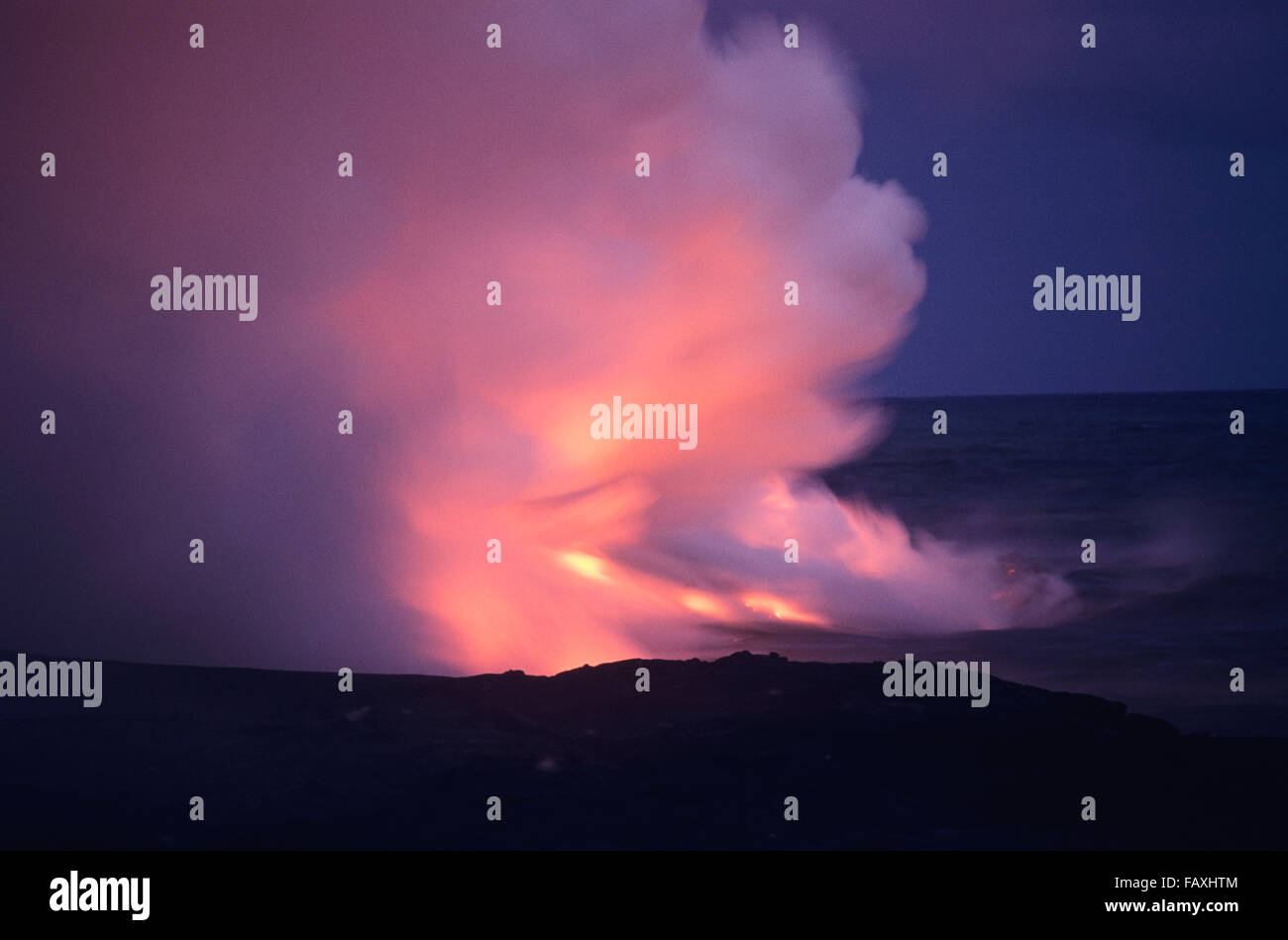 Big Island, Hawaii, Lae'apuki, Hawaii Volcanoes National Park, Lava tritt in den Ozean Stockfoto