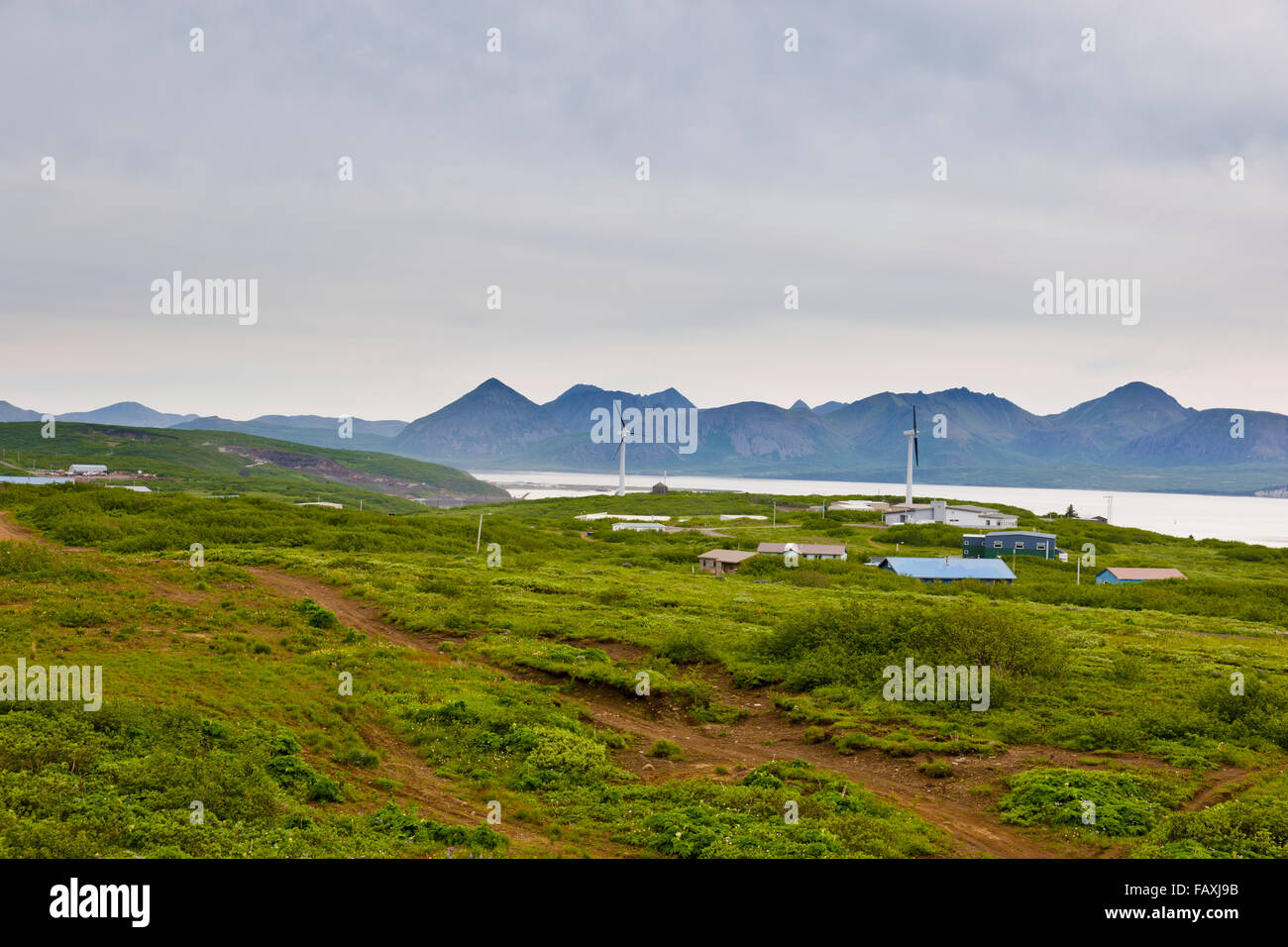 Gebäuden und Straßenlaternen Sand Point mit King Cove und Unga Insel Bergen im Hintergrund, südwestlichen Alaska, USA, Sommer Stockfoto