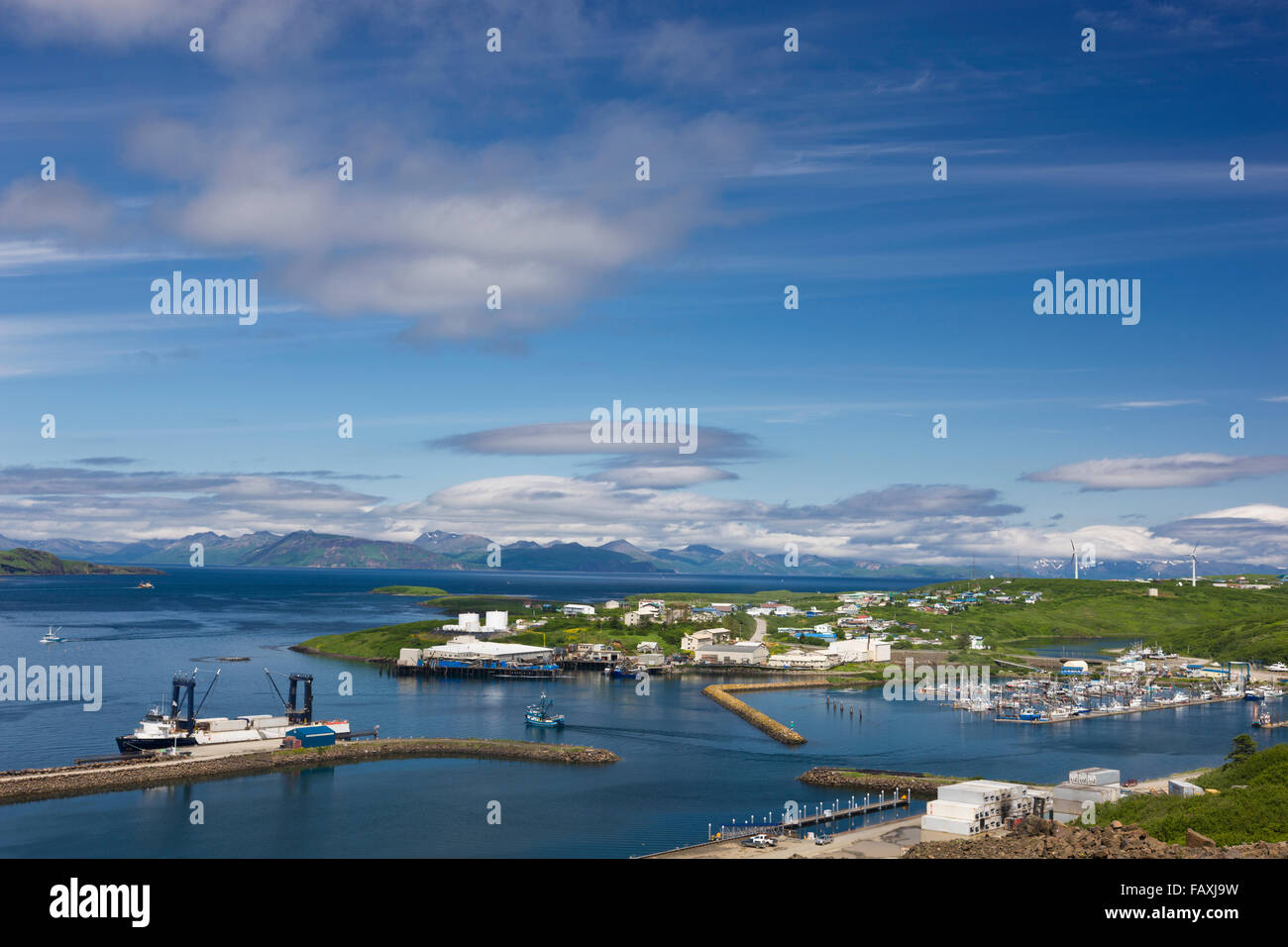 Aussichtspunkt Sand Harbor und Wellenbrechern Popof Insel an einem sonnigen Tag, südwestlichen Alaska, USA, Sommer Stockfoto