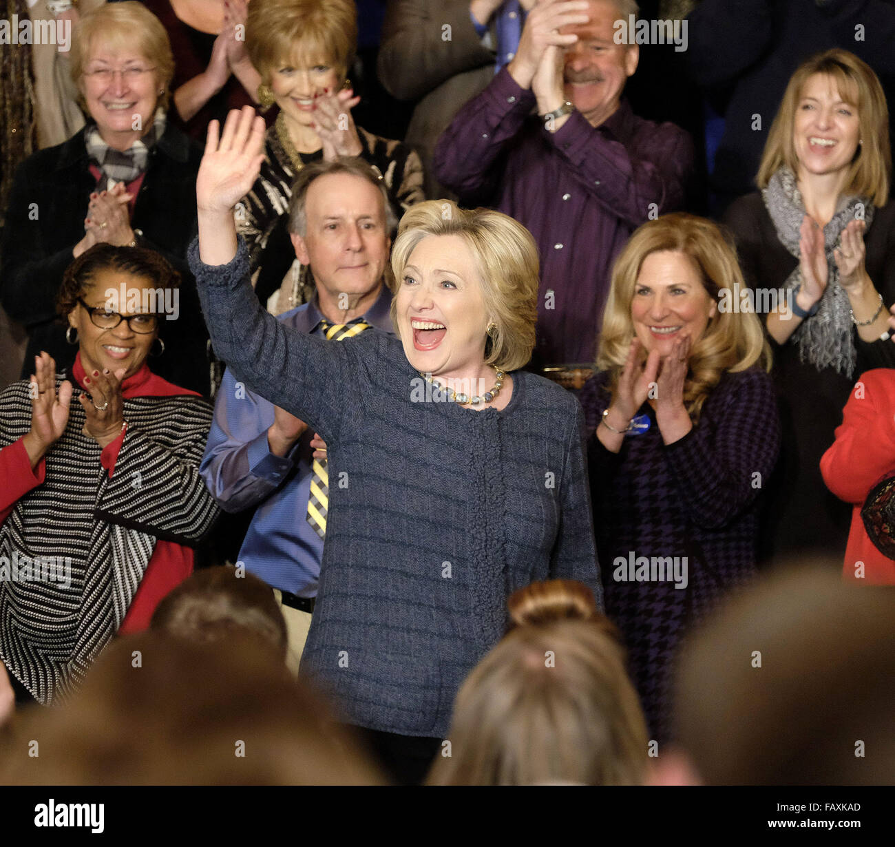 Sioux City, Iowa, USA. 5. Januar 2016. Demokratischer Präsidentschaftskandidat, ehemaliger Sek. von Außenministerin HILLARY CLINTON, Wellen, Menschen in der Menge, wie sie im Orpheum Theatre Lobby Kampagnen. Mrs. Clinton sagte Medikamentenpreise müssen erschwinglicher geworden, und Ausbildungskosten regierte in. Bildnachweis: Jerry Mennenga/ZUMA Wire/ZUMAPRESS.com/Alamy Live-Nachrichten Stockfoto