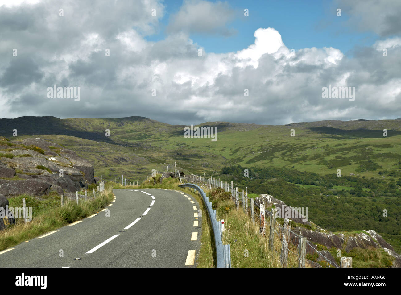 Bergstraße durch die Täler von Glengarriff, Irland Stockfoto