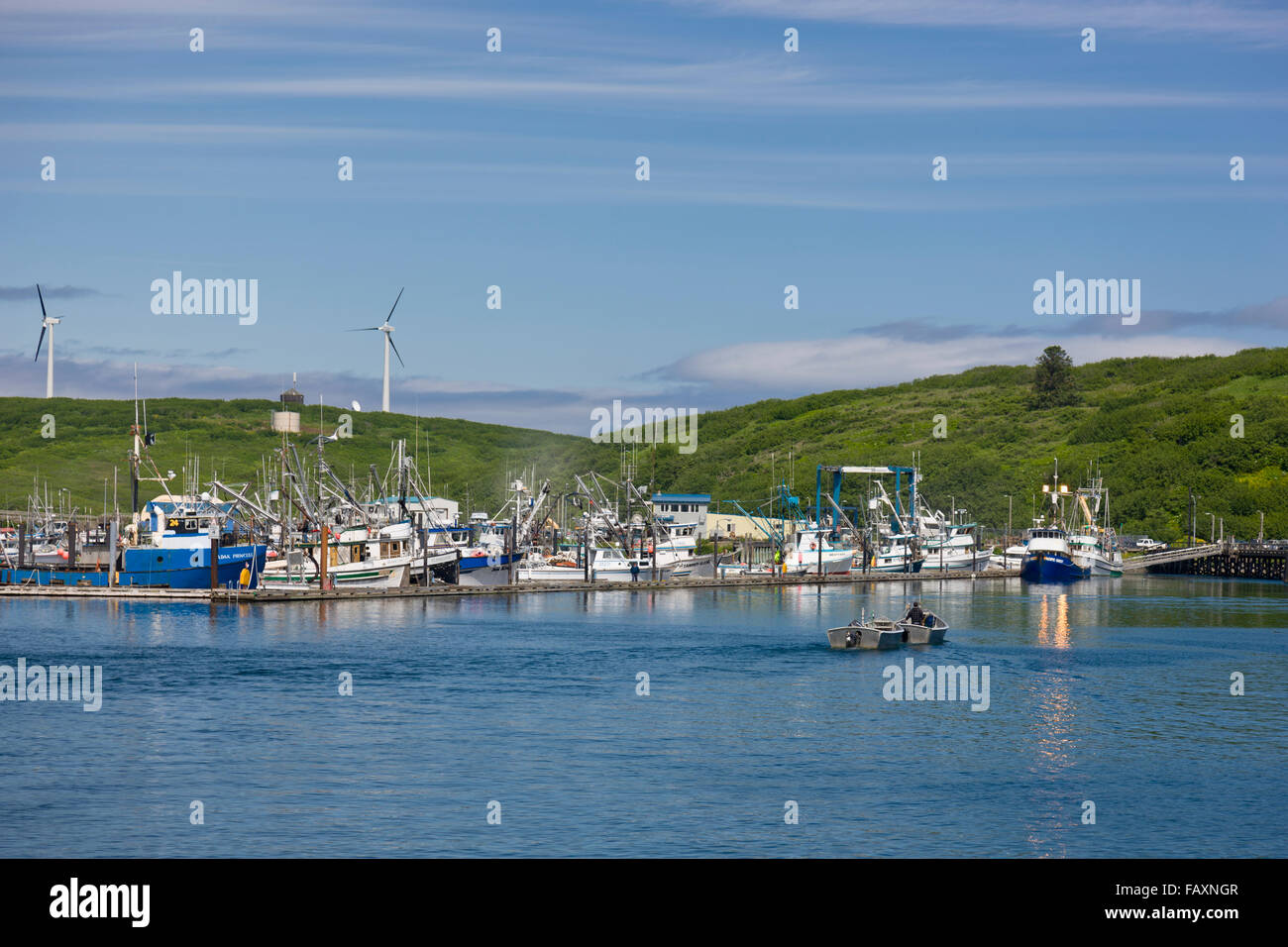 Blick auf Sand Point Harbor mit zwei Skiffs im Vordergrund, Popof Insel, südwestlichen Alaska, USA, Sommer Stockfoto