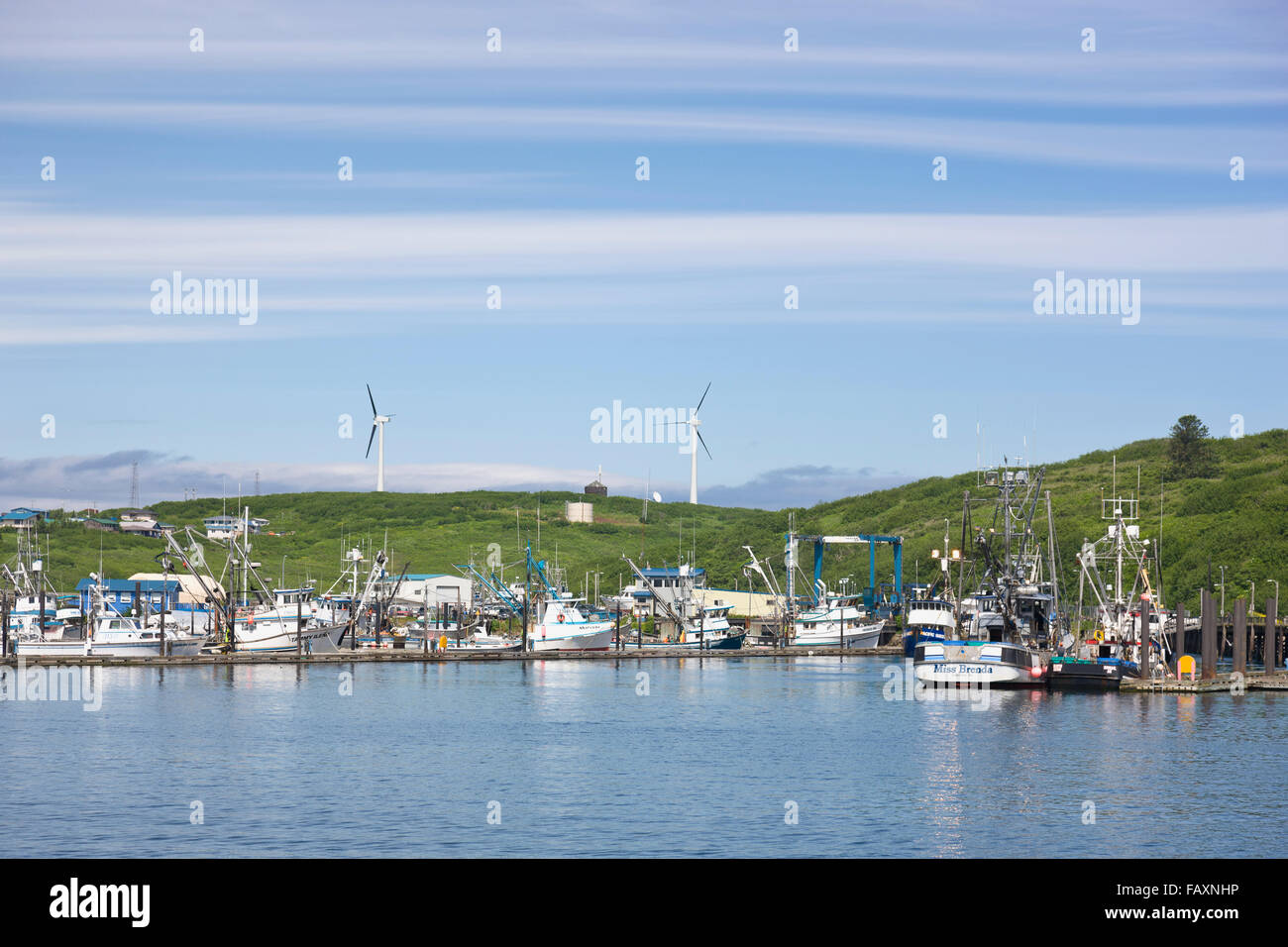 Sand Point Harbor mit Windkraftanlagen im Hintergrund, Sand Point, südwestlichen Alaska, USA, Sommer Stockfoto