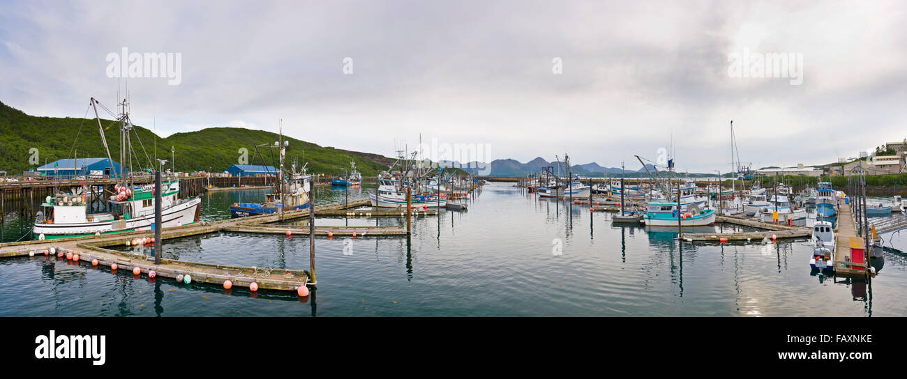 Angelboote/Fischerboote im Sand Point Harbor, Sand Point, südwestlichen Alaska, USA, Sommer angedockt Stockfoto