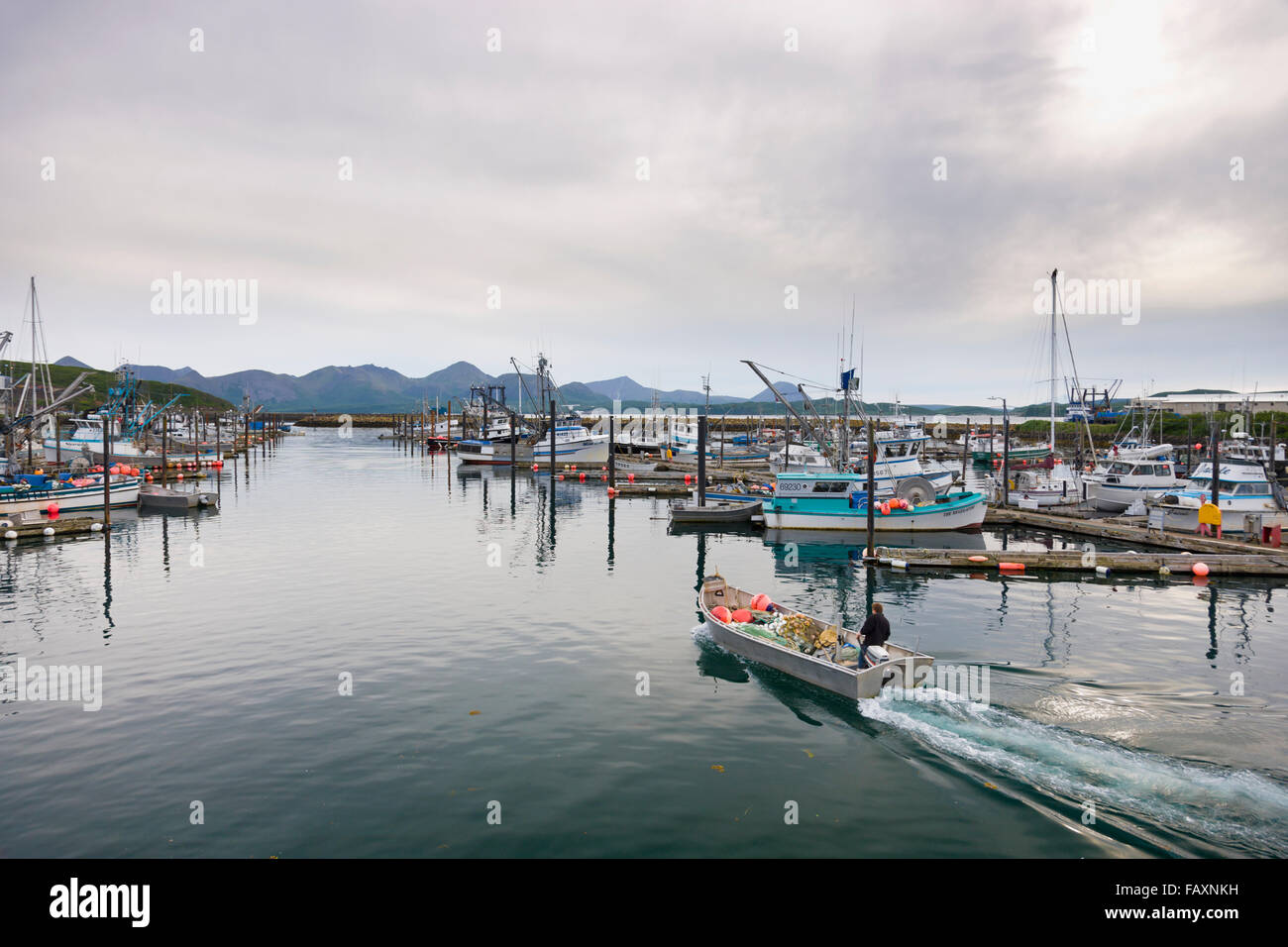 Angelboote/Fischerboote im Sand Point Harbor, Sand Point, südwestlichen Alaska, USA, Sommer angedockt Stockfoto