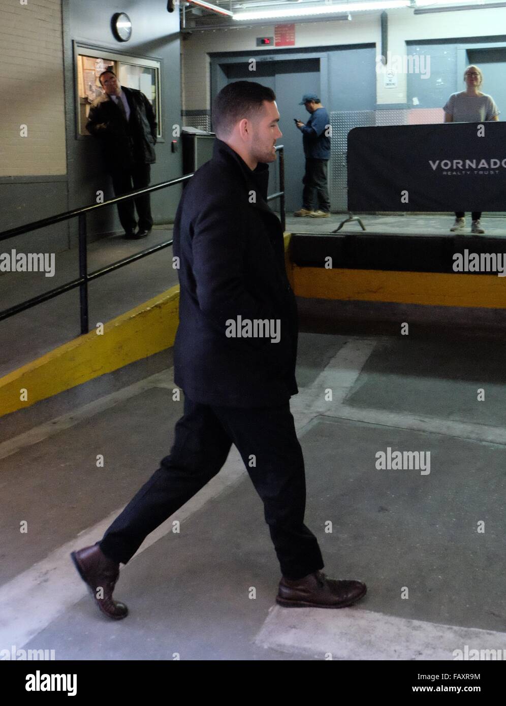 UFC-Champion im Mittelgewicht Chris Weldman begrüßt Fans in The Huffington Post Featuring: Chris Weldman Where: Manhattan, New York, USA bei: 4. Dezember 2015 Stockfoto