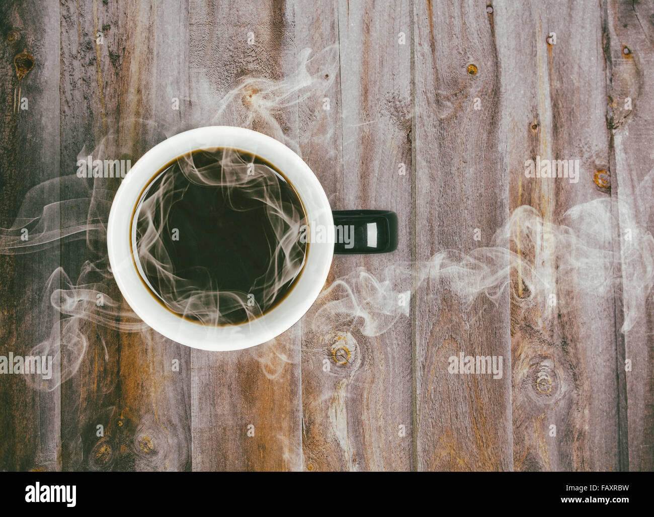Kaffeetasse auf Holztisch mit dampfenden heißen schwarzen Kaffee - Retro-Instagram  Film Look Filter gesetzt Stockfotografie - Alamy