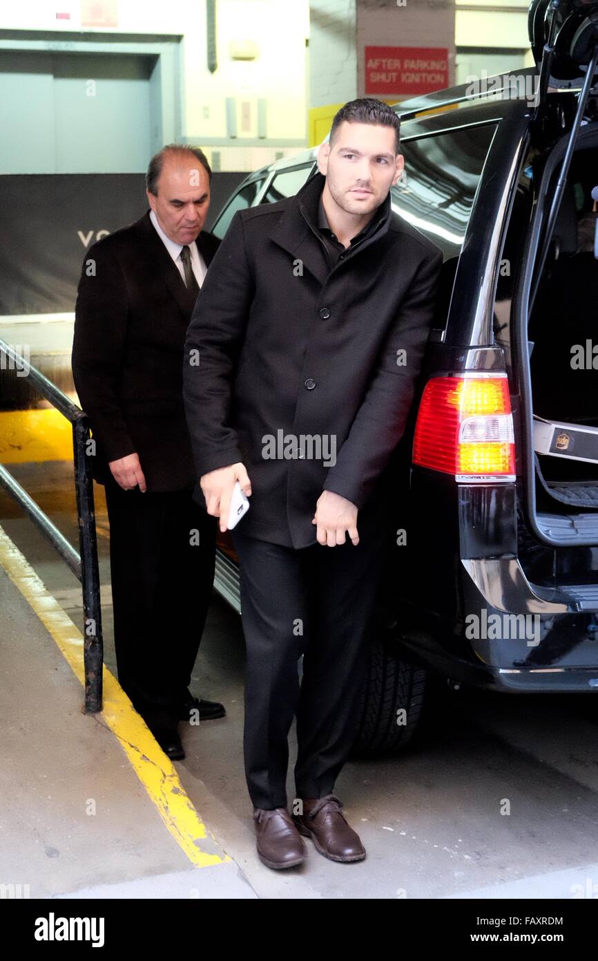 UFC-Champion im Mittelgewicht Chris Weldman begrüßt Fans in The Huffington Post Featuring: Chris Weldman Where: Manhattan, New York, USA bei: 4. Dezember 2015 Stockfoto