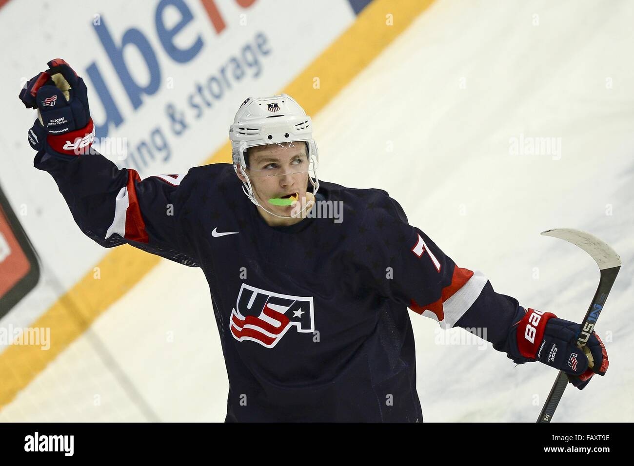 Helsinki. 6. Januar 2016. Matthew Tkachuk der Vereinigten Staaten feiert die Bronzemedaille Spiel von 2016 U20-Weltmeisterschaft gegen Schweden in Helsinki, Finnland, Jan. 5. 2016. die USA gewann 8: 3. Bildnachweis: Sergei Stepanov/Xinhua/Alamy Live-Nachrichten Stockfoto