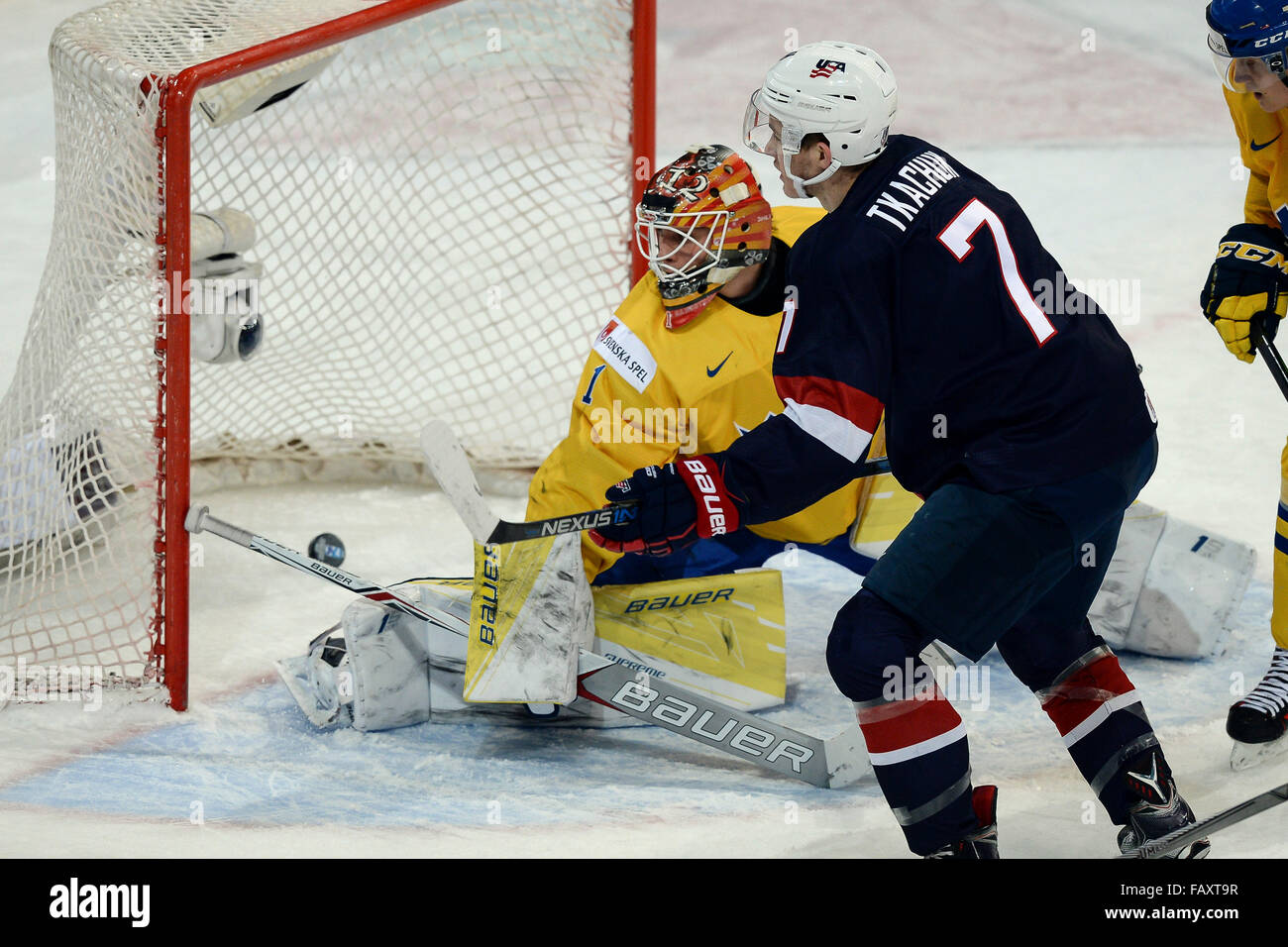 Helsinki. 6. Januar 2016. Matthew Tkachuk (C) der Vereinigten Staaten Scores während die Bronzemedaille Spiel der IIHF Weltmeisterschaft 2016 U20 gegen Schweden in Helsinki, Finnland, Jan. 5. 2016. die USA gewann 8: 3. Bildnachweis: Sergei Stepanov/Xinhua/Alamy Live-Nachrichten Stockfoto