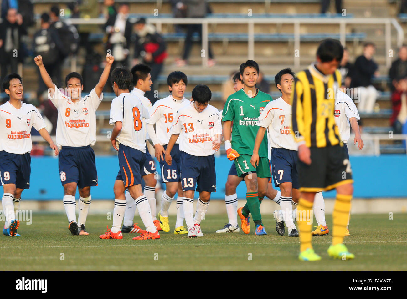 Kanagawa, Japan. 5. Januar 2016. Kokugakuin Kugayama Team Gruppe Fußball /Soccer: 94. alle Japan High School Fußball Turnier Viertelfinal-match zwischen Kokugakuin Kugayama 1-0 Maebashi Ikuei im NHK Spring Mitsuzawa Fußballstadion in Kanagawa, Japan. Bildnachweis: Yohei Osada/AFLO SPORT/Alamy Live-Nachrichten Stockfoto