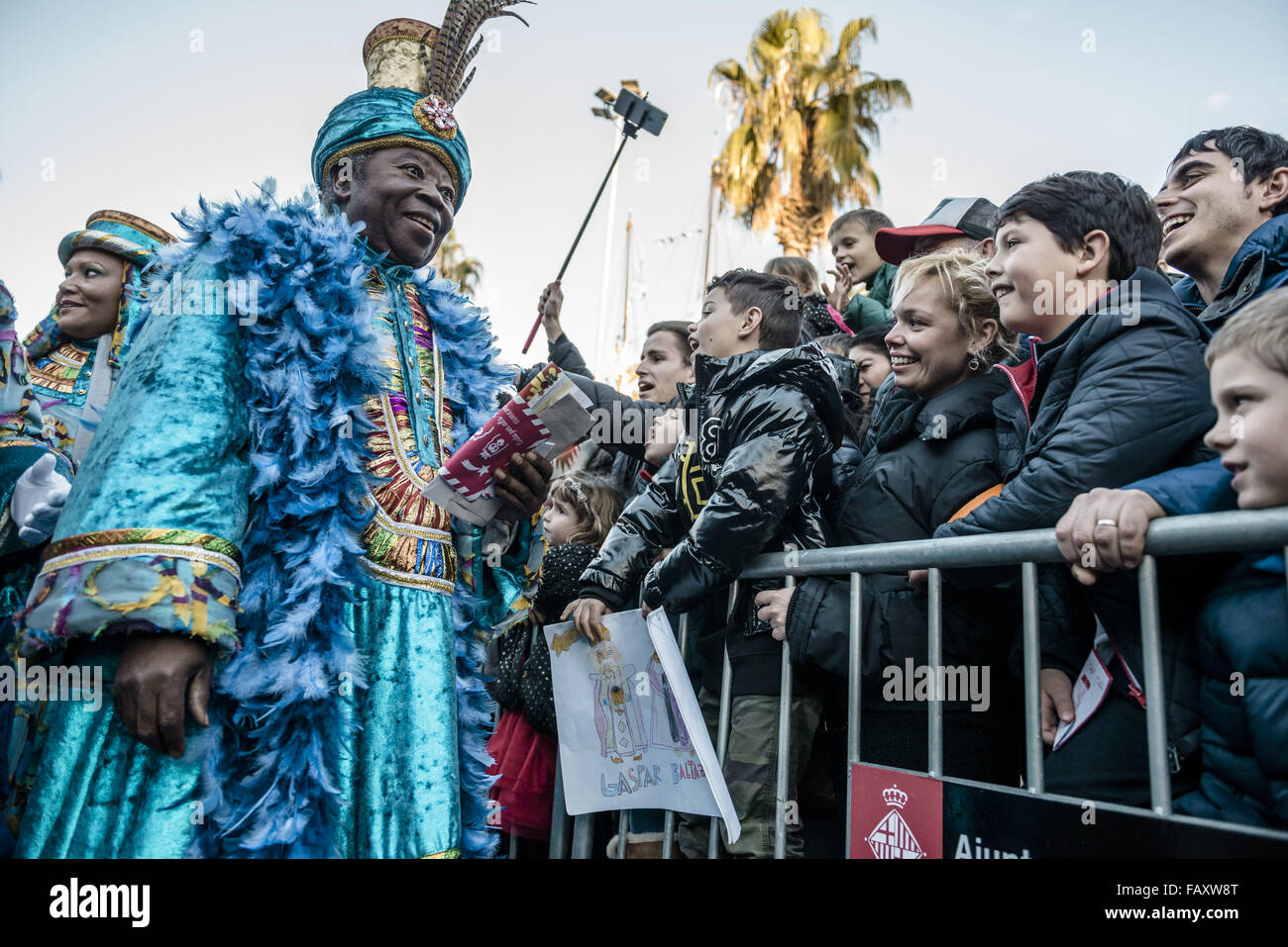 Barcelona, Katalonien, Spanien. 5. Januar 2016. König Balthazar macht seinen Weg durch Tausende von Kindern Sammelkarten mit Geschenk wünschen, wie die Heiligen drei Könige Könige in den Hafen von Barcelona zu gelangen. Bildnachweis: Matthias Oesterle/ZUMA Draht/Alamy Live-Nachrichten Stockfoto