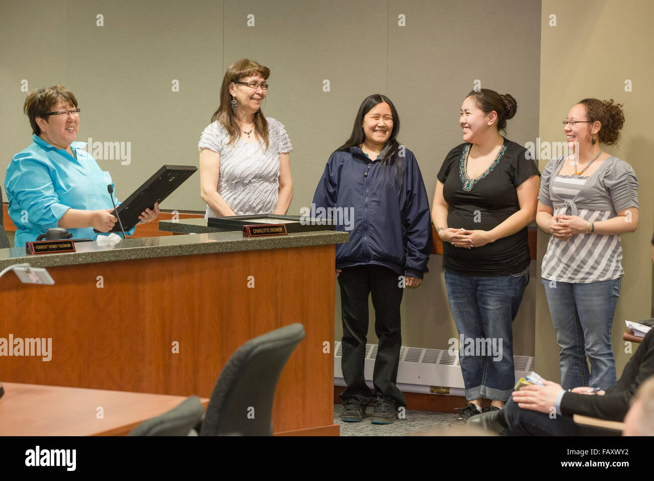 North Slope Borough Versammlung mit Bürgermeister Charlotte Brower ein Zivilist, eine Auszeichnung verleihen, Barrow, Nordhang, Arktis, Alaska, USA Stockfoto