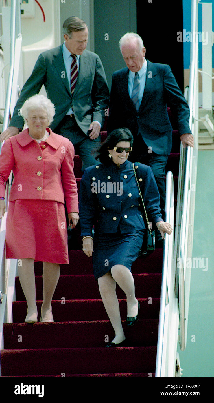 Camp Springs, Maryland, USA, 11. August 1992 Präsident George H.W. Bush und FIrst Lady Barbara Bush kommen bei Andrews Air Force auf der Air Force One. Reisen mit dem US-Präsidenten ist der israelische Ministerpräsident Yitzhak Rabin und israelischen FIrst Lady Leah Rabin.  Bildnachweis: Mark Reinstein Stockfoto