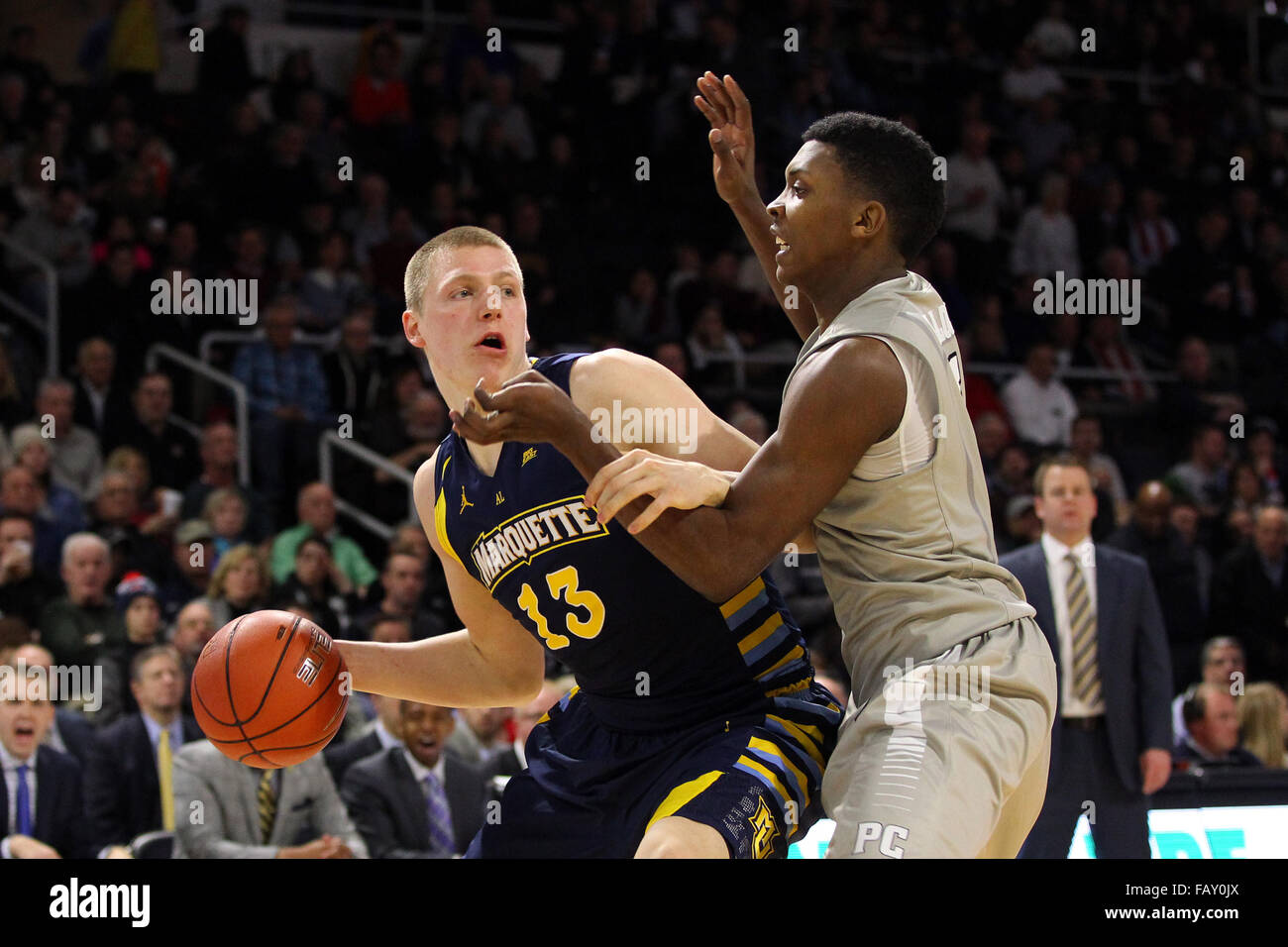 Providence, RI, USA. 5. Januar 2016. Marquette Golden Eagles vorwärts Henry Ellenson (13 verteidigt) von Providence Friars weiterleiten Rodney Bullock (5) während der zweiten Hälfte eine NCAA Basketball-Spiel zwischen der Marquette Golden Eagles und Providence Friars bei Dunkin ' Donuts Center. Marquette besiegt Providence 65-64. Bildnachweis: Cal Sport Media/Alamy Live-Nachrichten Stockfoto