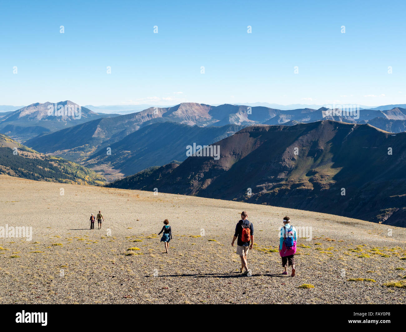 CRESTED BUTTE, COLORADO - 20. September 2015: Wanderer durchqueren Höhenlage alpinen Gelände, Ruby Range, Elk Mountains Stockfoto