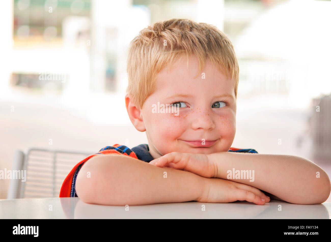 Verschmitzt lächelnde junge Stockfoto