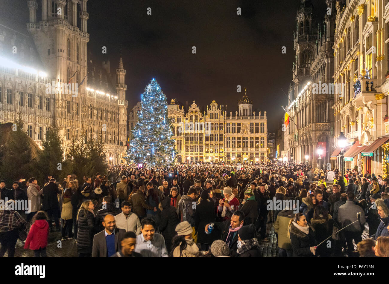 Brüssel Grand Place Silvester 2015 / 2016. Um Mitternacht. Stockfoto