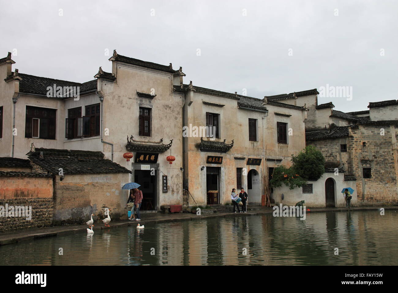 China altes Dorf mit einem Teich davor Stockfoto