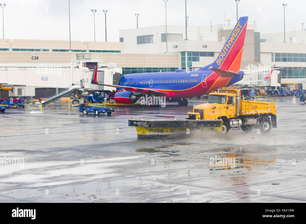 Schneepflug LKW löscht den Schnee vom Rollweg am Denver International Airport, Denver, Colorado, USA Stockfoto