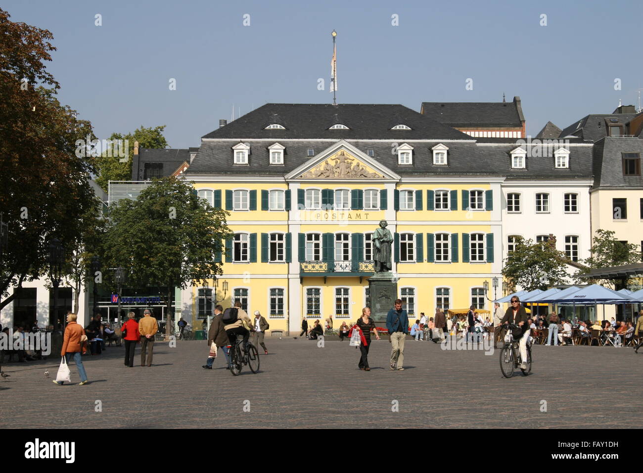 Bonn, Deutschland, "Münsterplatz" mit Beethoven-Denkmal und Post Stockfoto