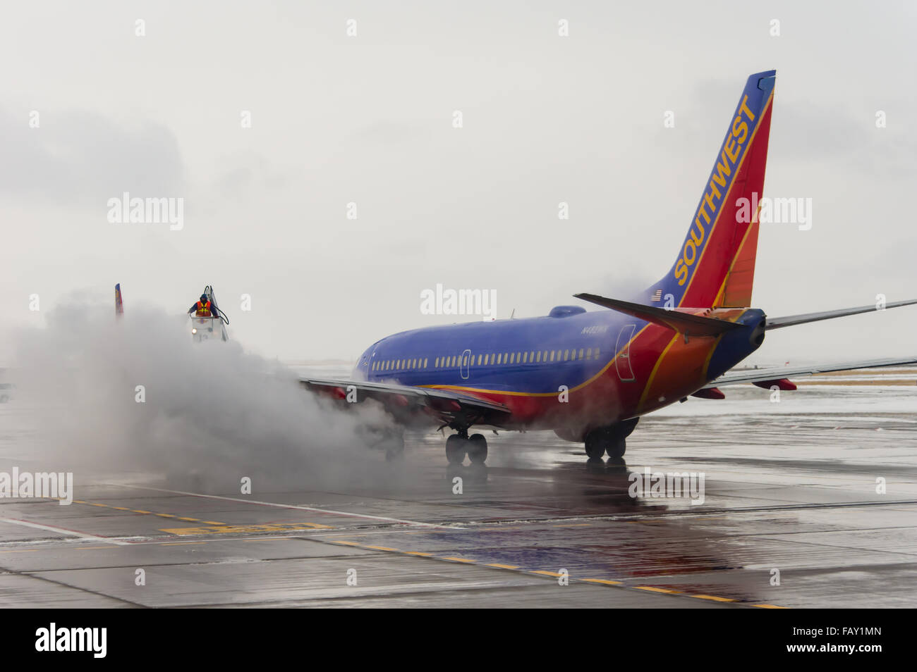 Auftausalz Besatzungen Spray Chemikalie auf ein Southwest Airlines Flugzeug am Denver International Airport, Denver, Colorado, USA Stockfoto