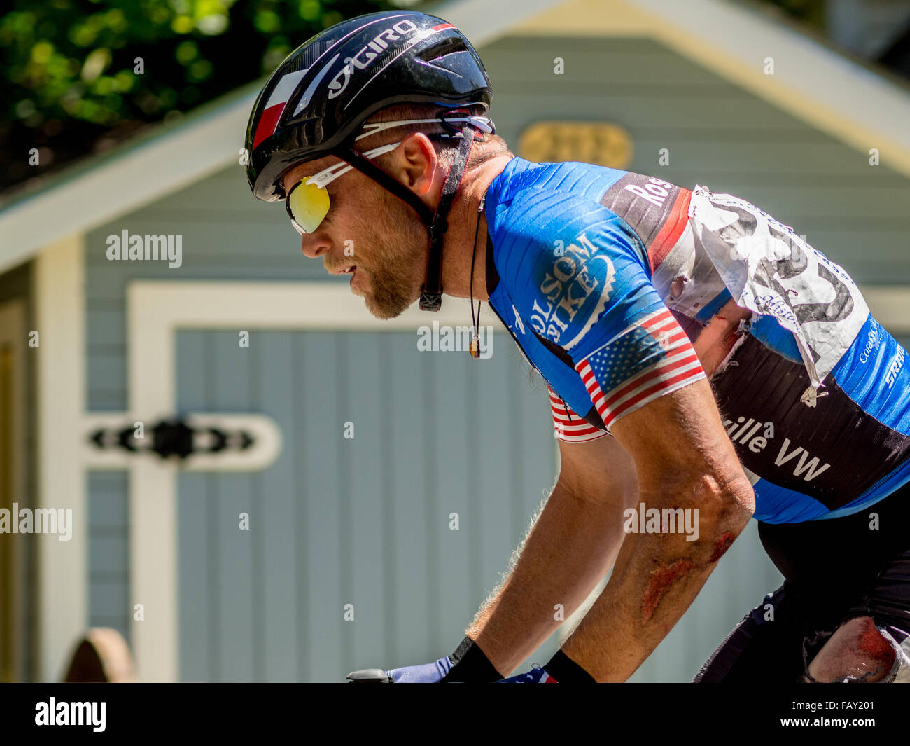 NEVADA CITY, USA - 14. Juni 2014: Master Altersgruppe Athlet Fahrten trotz Verletzungen nach einem Sturz im Radrennen Stockfoto