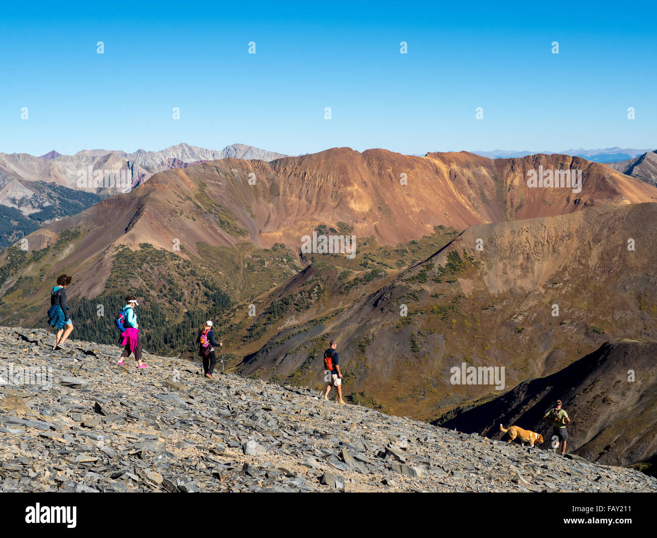 CRESTED BUTTE, COLORADO - 20. September 2015: Wanderer durchqueren Höhenlage alpinen Gelände, Ruby Range, Elk Mountains Stockfoto