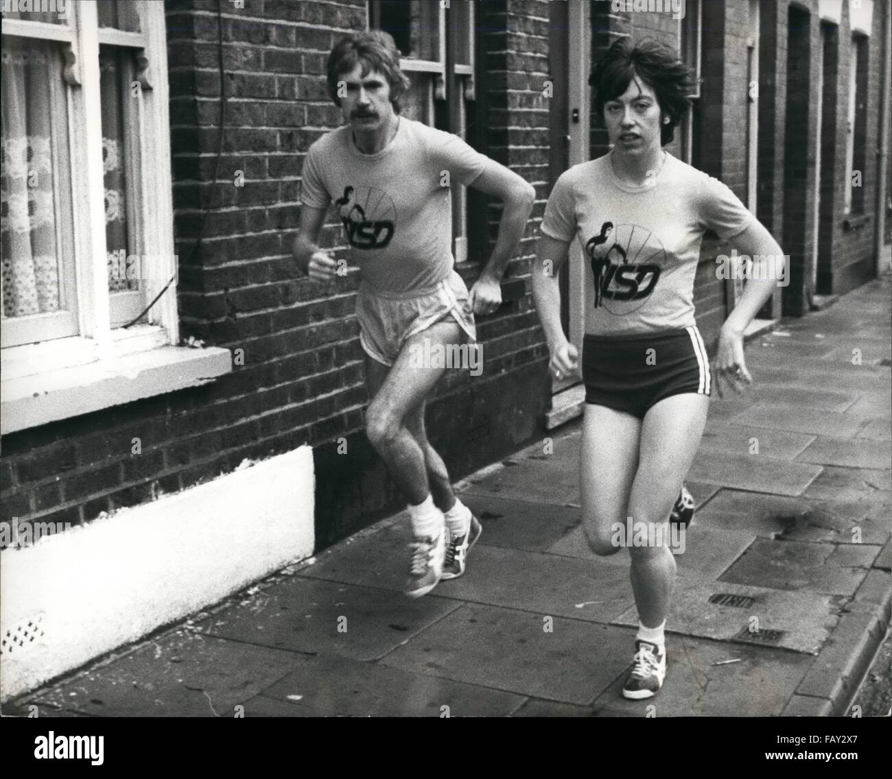 1972 - Britannien s Marathonmeister bereitet sich auf Montreal. Ian Thompson, BritainÃ ¢ Â'¬â "¢ s-Goldmedaille-Marathon-Läufer, ist nun die Vorbereitung für die Olympischen Spiele Montreal nächstes Jahr ist." FITTED Im Moment läuft er 90 Meilen pro Woche, aber er erwartet, dass etwa 120 Meilen zu erhöhen. Am Sonntag hat Ian seine längste Pensum der Woche von 25 Meilen laufen in und um die Straßen in der Umgebung seiner Heimatstadt in Luton, Bedfordshire. Anlässlich begleitet seiner Frau Margaret, auch ein Läufer, ihn auf seinem Sonntag laufen. OPS: Ian Thompson seine Frau gesellt, die Margaret auf eines seiner Ausbildung um th läuft Stockfoto