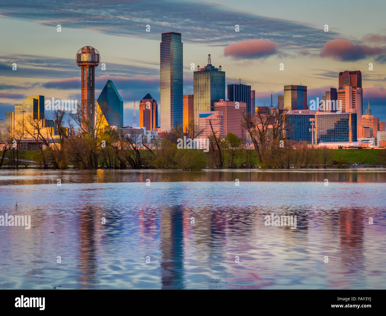 Downtown Dallas, Texas, reflektiert in der Trinity River Stockfoto