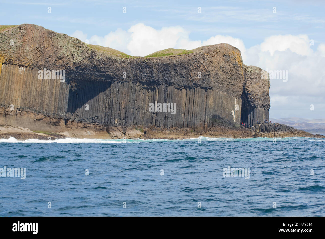 MacKinnons Höhle und Fingal's Cave, eine Höhle Meer landete mit nur Touristen am Eingang. Staffa. Inneren Hebriden. Stockfoto