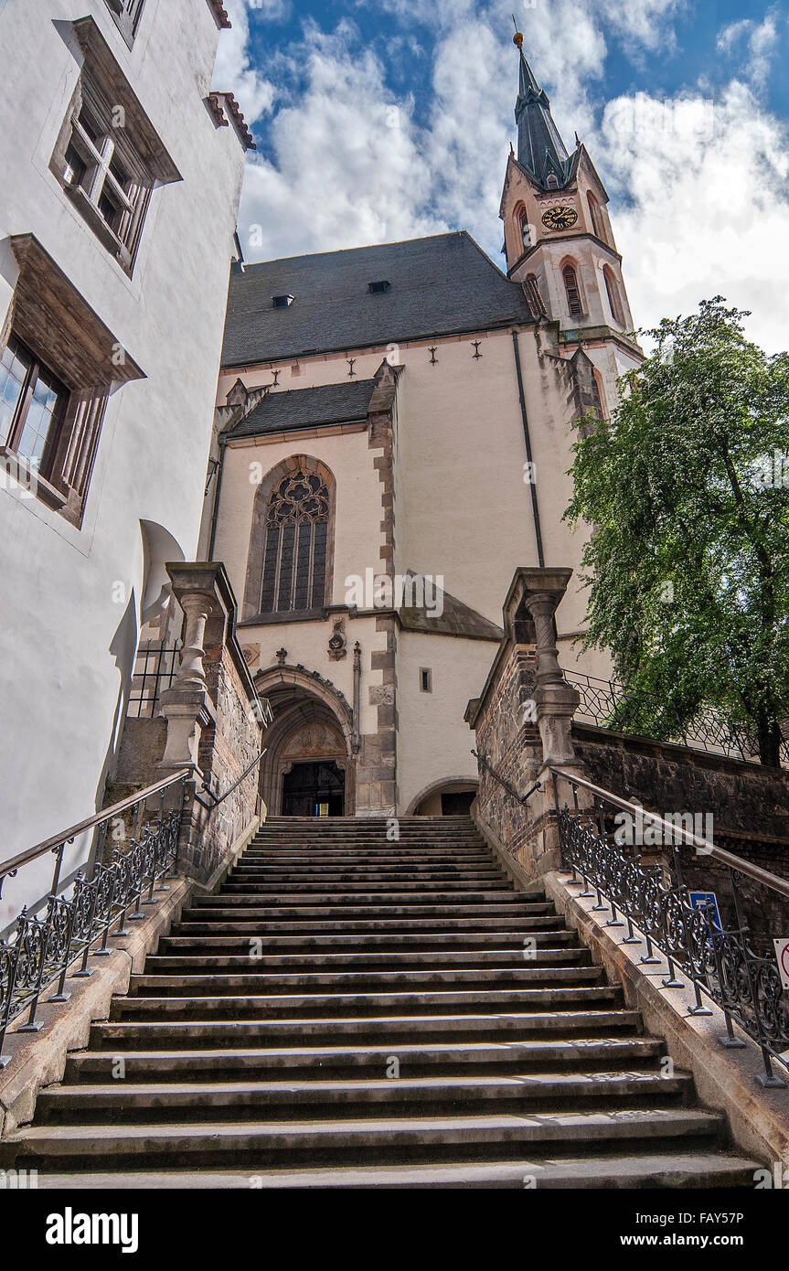 Besuch Cesky Krumlov ist der Besuch ein echtes Märchen. Eingang Nord, die Kirche St. Veit, die Treppe in der Unterstadt. Stockfoto