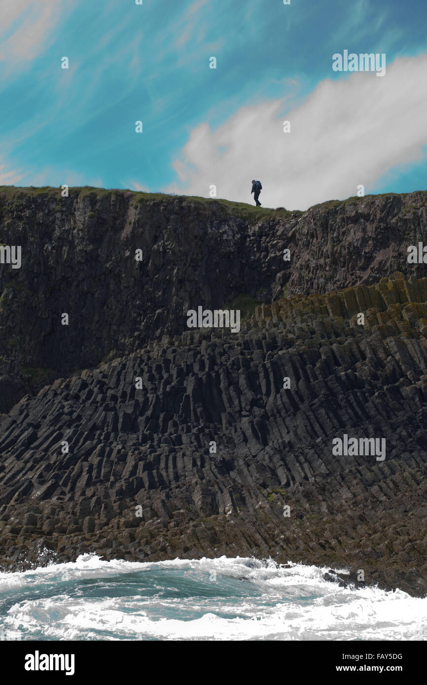 Basalt sechseckige Säulen oben Flutwellen machen eine Felswand ausgesetzt. Küste in der Nähe Fingels Höhle, Staffa. Inneren Hebriden. UK Stockfoto