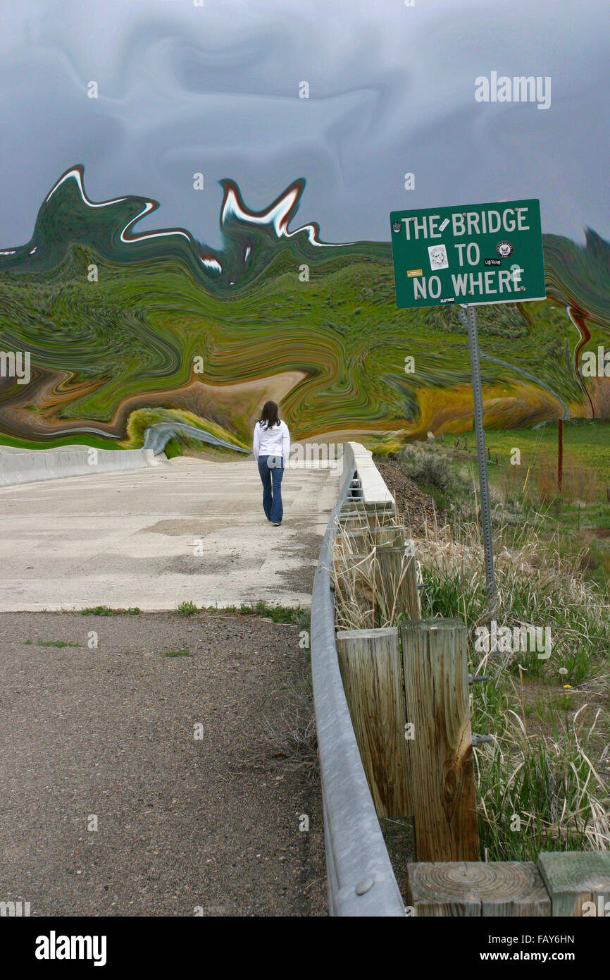 Junge Frau zu Fuß entfernt in 'The Bridge to No Where' ins surreale verzerrt Hintergrund. Stockfoto