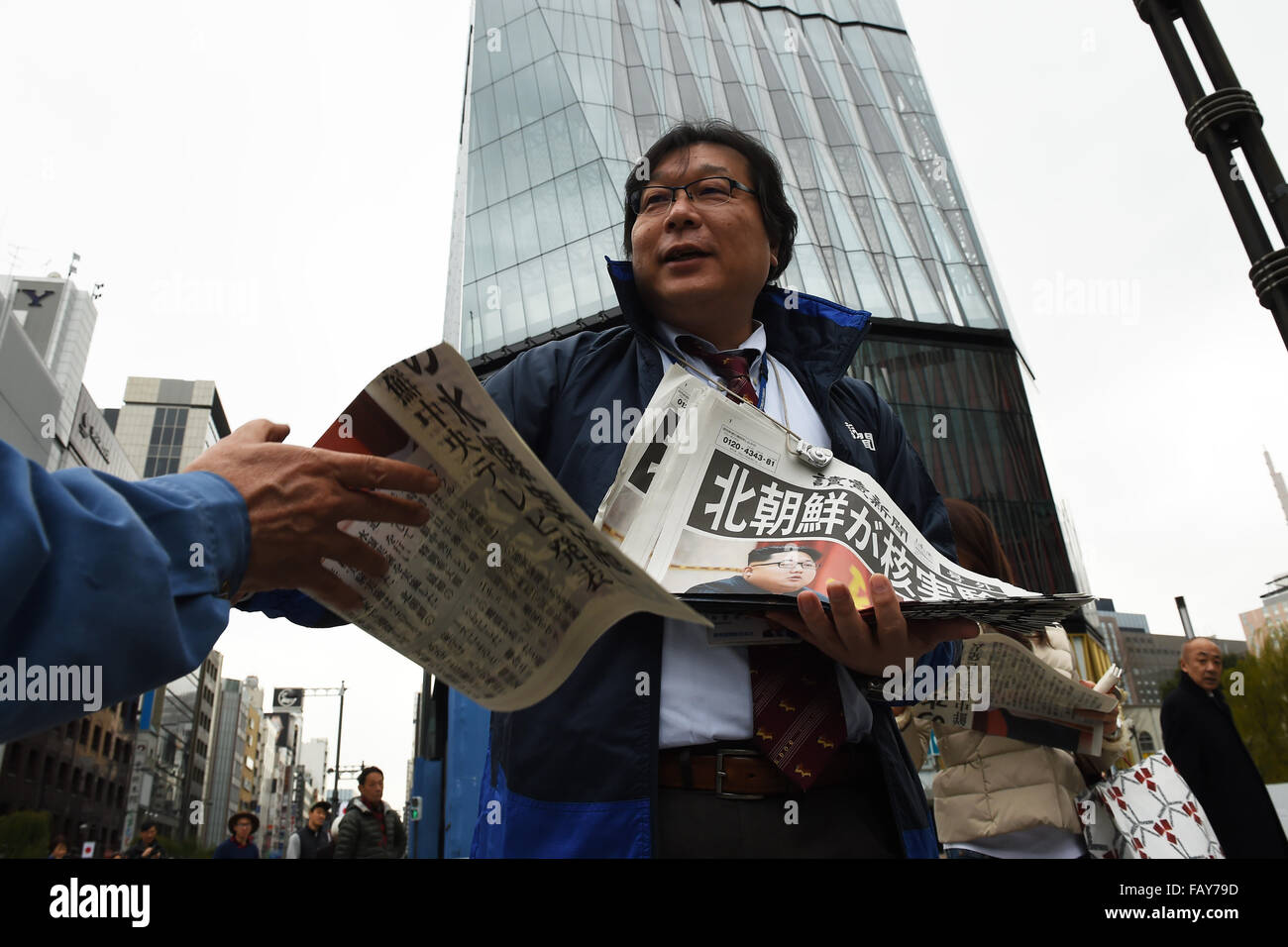 Tokio, Japan. 6. Januar 2015. Ein Passant greift eine Sonderausgabe Zeitung in Ginza, Tokio, Japan am 6. Januar 2016., tragen die Nachricht, dass Nordkorea eine Wasserstoffbombe getestet hat. Nordkoreanische Medien am Mittwochmorgen berichteten Behauptungen, dass Nordkorea eine Wasserstoffbombe um 10:00 Ortszeit erfolgreich zur Detonation gebracht hatte. Der Test wurde auch eine künstliche Erdbeben von Magniture 5.1 in der Nähe des angeblichen Test des Punggye-ri verbunden. Bildnachweis: Shingo Ito/AFLO/Alamy Live-Nachrichten Stockfoto