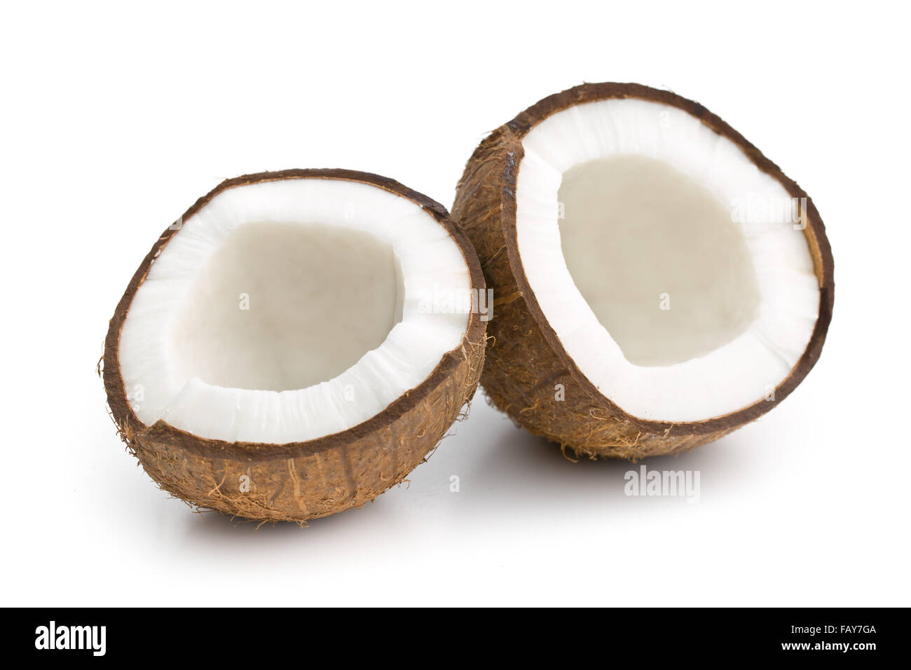 die halbierten Kokosnuss auf weißem Hintergrund Stockfoto