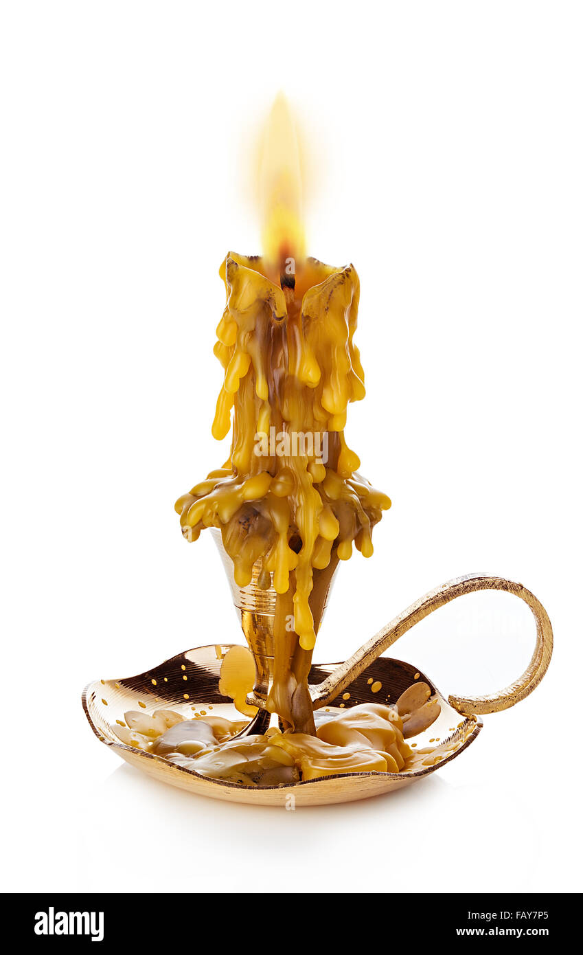 Brennen Sie Vintage Kirche Kerzenwachs in Altgold Leuchter isoliert auf weißem Hintergrund. Stockfoto