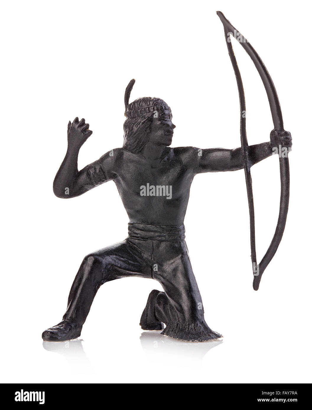 North American Indian mit Bogen Nahaufnahme isoliert auf weiss. Miniatur-Figur von Kinderspielzeug. Stockfoto