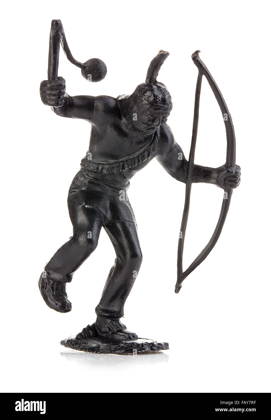 North American Indian mit Keule und Bogen Nahaufnahme isoliert auf weiss. Miniatur-Figur von Kinderspielzeug. Stockfoto