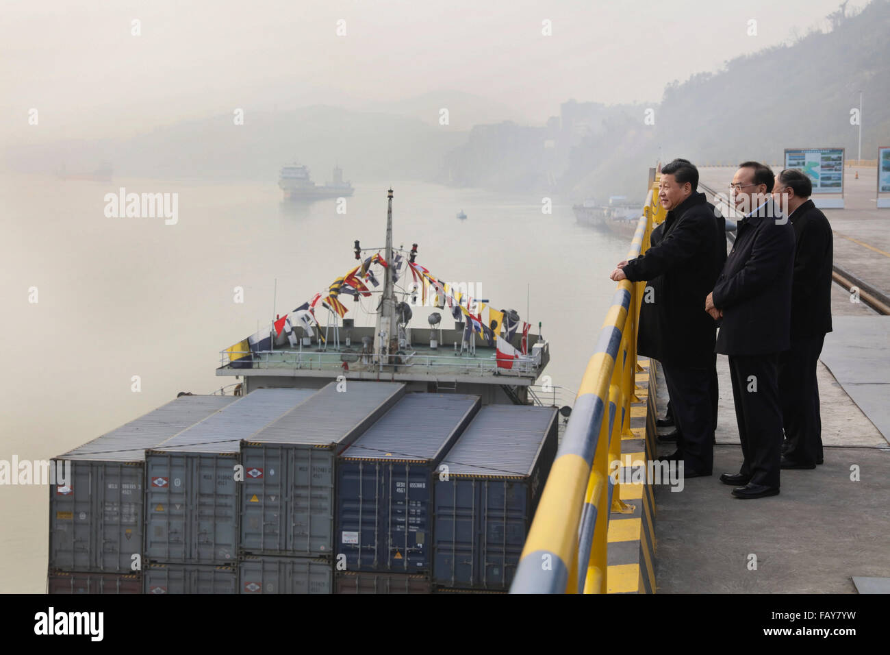 Chongqing. 4. Januar 2016. Chinesische Präsident Xi Jinping (L) besucht Guoyuan Hafen in Südwest-China Chongqing Stadtbezirk, 4. Januar 2016. XI machte eine Inspektionsreise in Chongqing von Jan. 4 bis 6. © Lan Hongguang/Xinhua/Alamy Live-Nachrichten Stockfoto