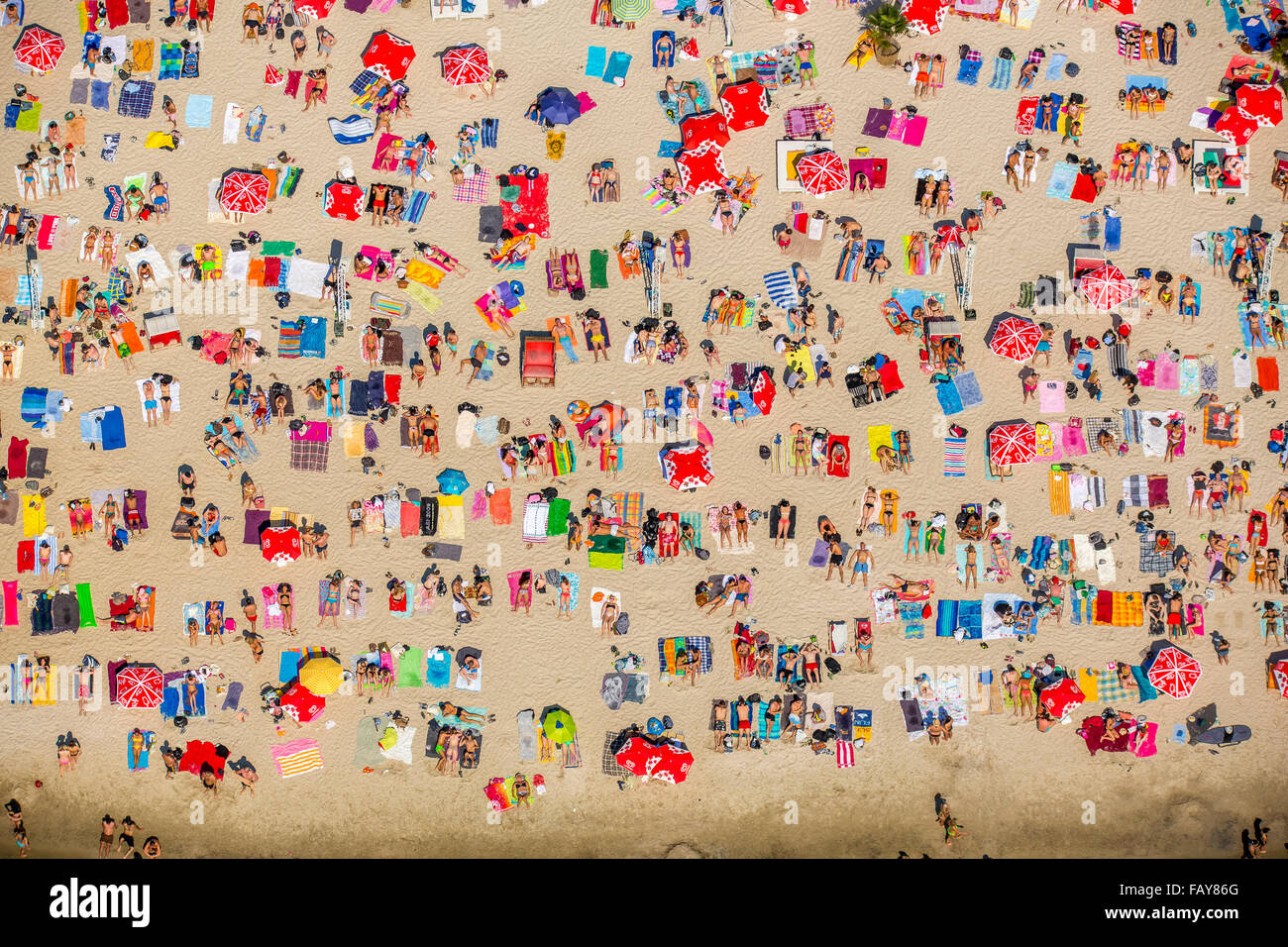 Sundown Beach, Badegäste auf Handtücher, heißesten Tag im Frühjahr 2015, Escher See, Wasser, rote Handtücher, rote Sonnenschirme Antenne anzeigen, Stockfoto