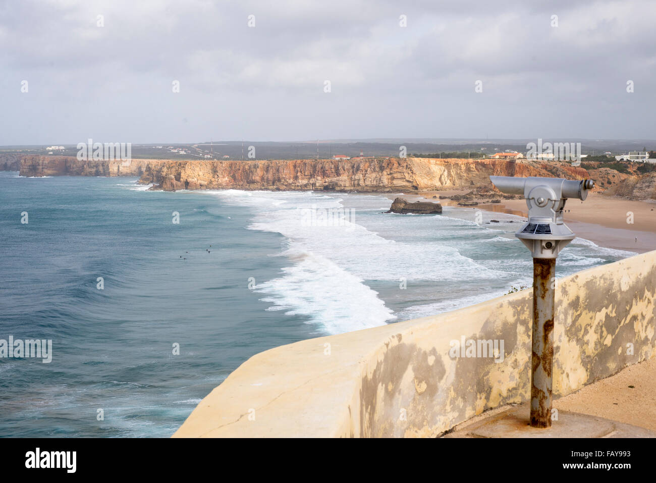 Blick hinunter auf Surfer, genommen von den Wänden des historischen 16thC Fortaleza im Winter Stockfoto